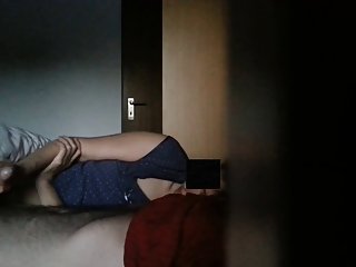 女经纪人的潜在客户没有表现出来，所以她自己做了一个假阳具，然后乱搞她的助手