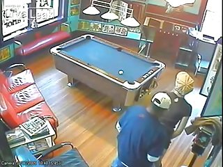 金发女郎高兴地放弃了她的混蛋